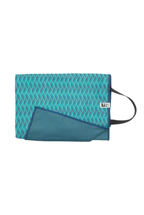 RC Pet Tag Along Waves Towel